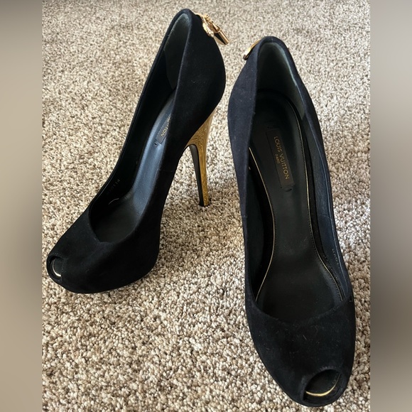 ‼️Louis Vuitton‼️ Black Suede Peep toe Platform Pumps Gold locks - Picture 1 of 6